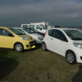 voiture blanche et voiture jaune